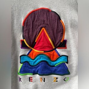 Selling a women grey cotton sweatshirt. Size M. No signs of wear or damage.